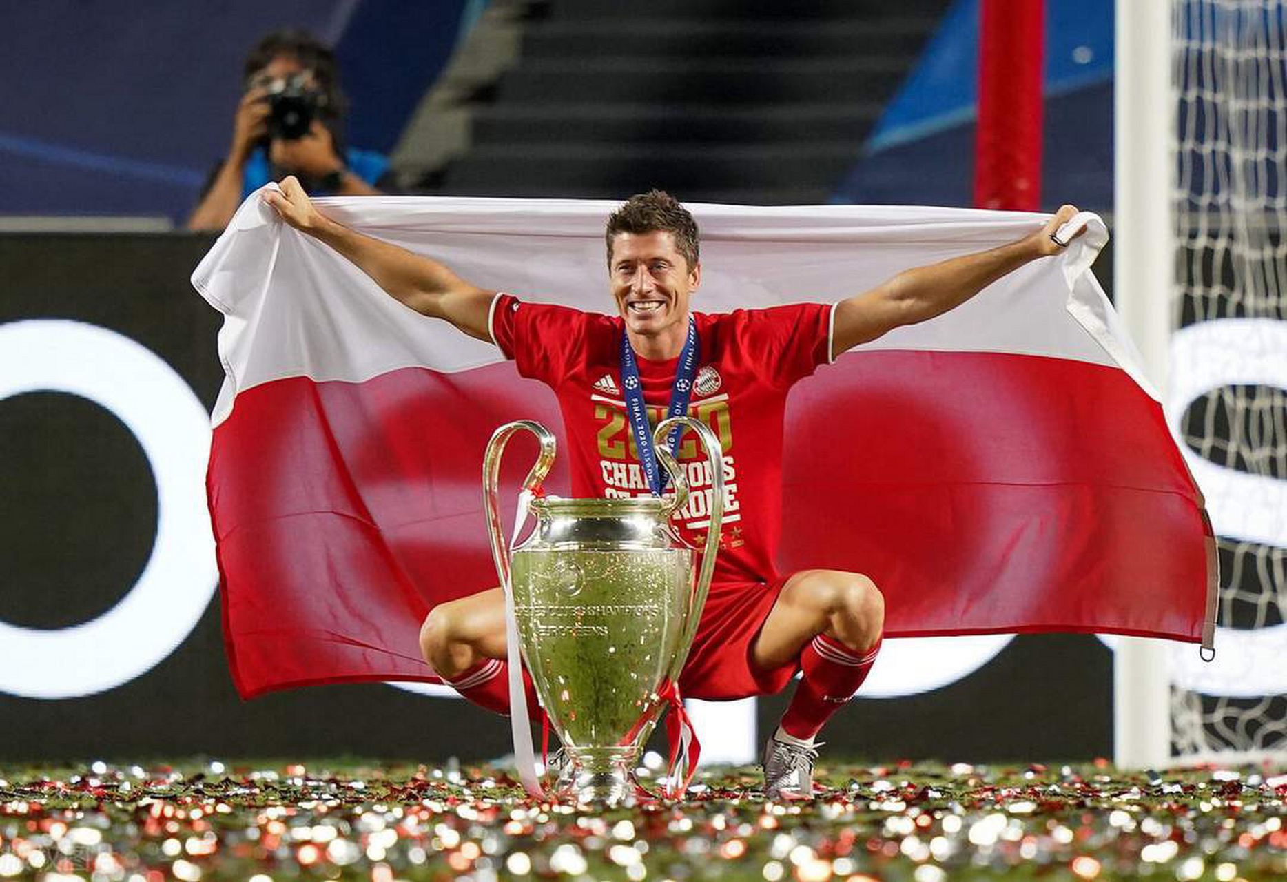 关于莱万多夫斯基迎来二十赛季高光表现，瑞士队球迷沸腾！的信息